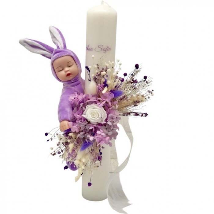 Lumanare pentru botez, alb-mov, 40 cm, cu trandafir criogenat, hortensii criogenate, flori naturale uscate si iepuras somnoros din plus (personalizabi