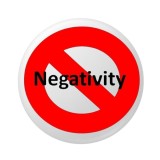 Cumpara ieftin Insigna rotunda Negativity interzis 58 mm, model mesaj motivational cu simbol stop rosu