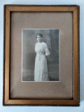 Fotografie veche femeie tanara portret, rama lemn, sticla deasupra