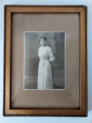Fotografie veche femeie tanara portret, rama lemn, sticla deasupra foto