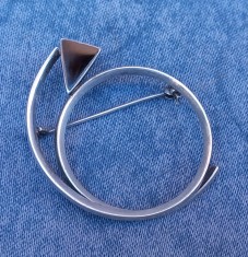 brosa veche din argint cu onix foto