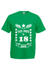 TRICOU BARBATESC PERSONALIZAT PRINT &amp;quot;VIATA INCEPE LA 18 ANI&amp;quot; VERDE foto