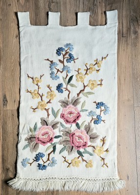 VECHI PERETAR DIN LANA, LUCRAT SI CUSUT MANUALCU MODEL FLORAL foto