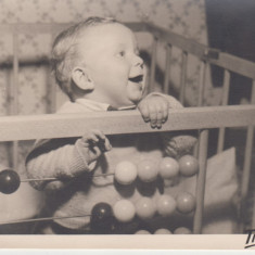 M5 E20 - FOTO - Fotografie foarte veche - bebelus cu numaratoare - anii 1950
