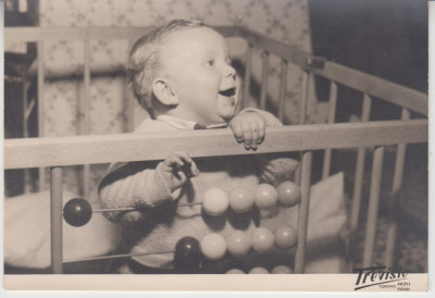 M5 E20 - FOTO - Fotografie foarte veche - bebelus cu numaratoare - anii 1950 foto