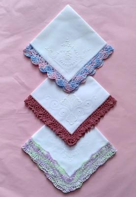 Lot de 3 batiste Vintage cu margine crosetata manual si broderie foto