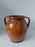 Oala de lut veche romaneasca 1974, folosita, crapata la fund, doar de decor / colectie, 21cm inaltime x 14cm diametru la gura