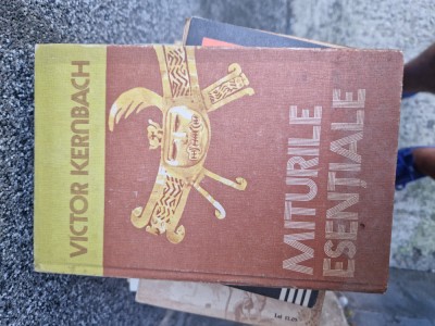 Miturile esențiale vintage foto
