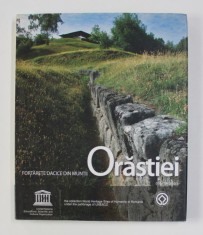 FORTARETE DACICE DIN MUNTII ORASTIEI de SIMONA SORA , EDITIE IN ENGLEZA SI ROMANA , 2009 , PREZINTA URME DE UZURA