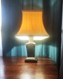 veioza, lampa de masa model Asiatic China picior din metal cu modele din bronz abajur material textil 62 cm inaltime