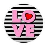 Cumpara ieftin Insigna rotunda LOVE roz cu fundal dungi alb-negru, 58 mm, model modern cu prindere ac