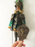 Marioneta cavaler, sculptata dn lemn, cu armura de cupru, 28 cm