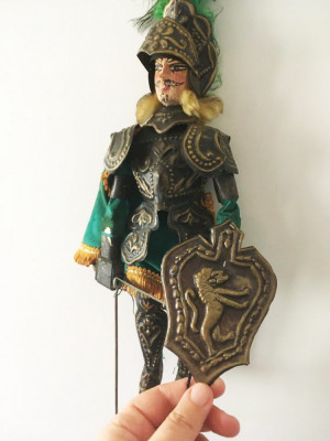 Marioneta cavaler, sculptata dn lemn, cu armura de cupru, 28 cm foto