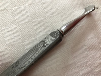 Instrument vechi cu maner din staniu decorat cu scene vikinge, anii 1940 foto
