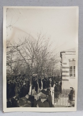 MULTIME ASISTAND LA DEFILAREA UNEI TRUPE DE SOLDATI ROMANI , FOTOGRAFIE TIP CARTE POSTALA , MONOCROMA, NECIRCULATA , PERIOADA INTERBELICA foto