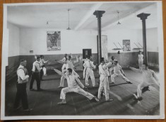 Fotografie de presa; Curs practic de scrima a studentilor la INEF, 1926, cu stampila Oficiului National de Educatie Fizica