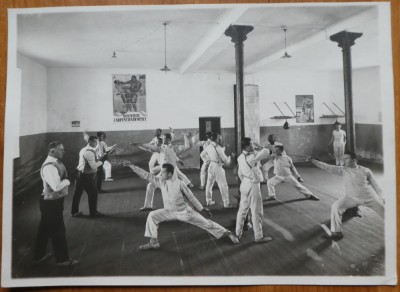 Fotografie de presa; Curs practic de scrima a studentilor la INEF, 1926, cu stampila Oficiului National de Educatie Fizica foto