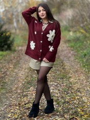 Jacheta dama bordo cu aplicatii flori crosetate