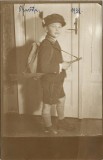 P3024N Băiat &icirc;n haine de v&acirc;nător, cu pușcă de jucărie, 1933, Oravița