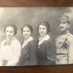 Fotografie veche reprezentand un soldat cu trei femei perioada interbelica