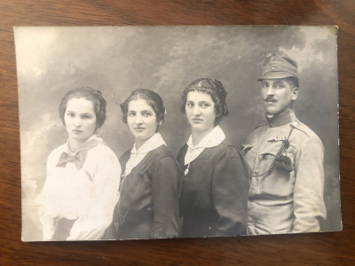 Fotografie veche reprezentand un soldat cu trei femei perioada interbelica foto