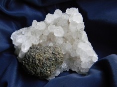 Specimen minerale - Ou de pirita suflat cu tenantit pe baza de cuart (BB1)