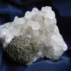 Specimen minerale - Ou de pirita suflat cu tenantit pe baza de cuart (BB1)