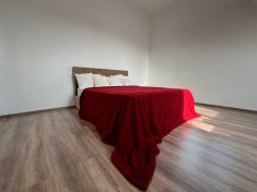 Cuvertura pat Gold Vizon Coneltex, dimensiune 220x230 cm, tesatura plusata, microfibra premium, densitate 500 g/mp, finisaj cu model in relief, culoar