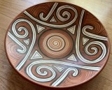 Farfurie stil Cucuteni, ceramică / lut / decorativă, semnătură de artist Petru Maxim, de pus pe perete, obiect de artă, diametru 19 cm