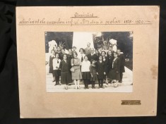 Fotografie absolventele cursului cl III anul 1928-1929 J. Kalmar Caransebes !