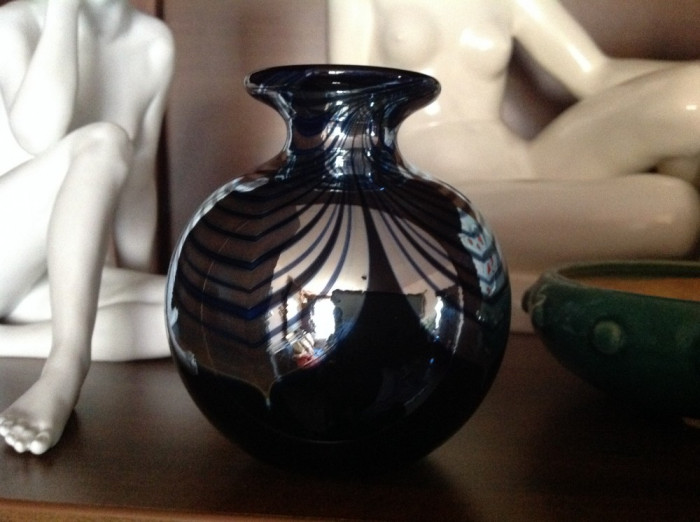 Deosebita vaza vintage din sticla cu decor irizat