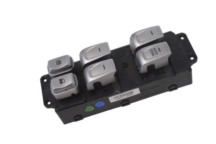Buton geam ușă dreapta față SSANGYONG TIVOLI 2016 OEM: 85812-35000 | 22085636