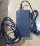 Adaptor de alimentare original Dell.