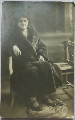 Carte postala, femeie in haina de blana, perioada interbelica foto