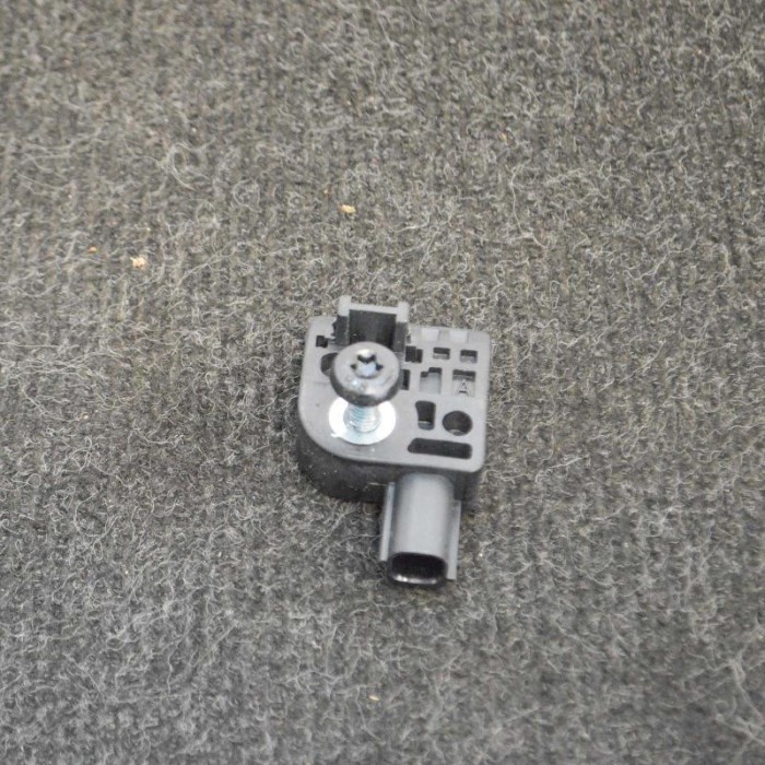 Senzor de impact dreapta față TESLA MODEL S 2017 OEM: 1005274-00-B 4088949
