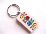 breloc pe lemn cu motiv traditional 43043