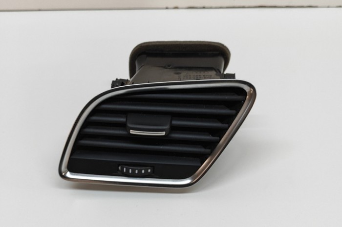 Gura de ventilație planșa de bord AUDI Q3 8U 2013 OEM: 8U2820901B,8U2820901C 30771946