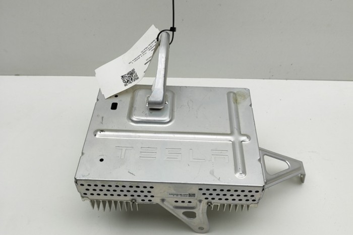 Amplificator de sunet TESLA MODEL 3 2019 OEM: 1079748-00-E 30483210