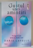 GUSTUL UNEI AMINTIRI , roman de DARIA LAVELLE , 2025 *MICI DEFECTE