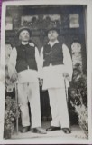 Fotografie tip Carte postala, doi barbati imbracati in costume traditionale, perioada interbelica