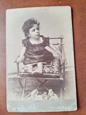 Fotografie fetita, pe carton, sfarsit de secol XIX foto