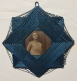 Fotografie de Epocă &icirc;n Ramă Stelată &Icirc;mpletită din Fir de Mătase, Rom&acirc;nia (cca. 1920&ndash;1930)