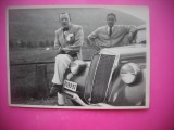 HOPCT 174 B BARBATI SI AUTOMOBIL DE EPOCA 1949 BELGIA-FOTOGRAFIE VECHE TIP CP, Europa, Portrete