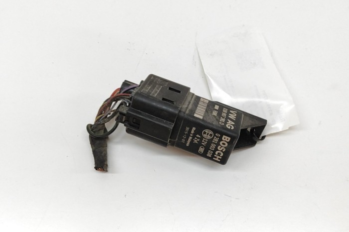 Bujie incandescentă VW CADDY IV Furgon SAA, SAH 2016 OEM: 038907281D,0281003038 | 31052701