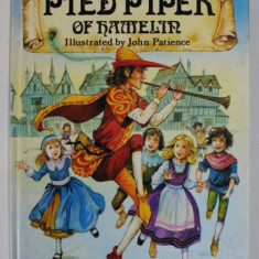 THE PIED PIPER OF HAMELIN , retold and illustrated by JOHN PATIENCE , ANII ' 80 , PREZINTA INSEMNARE PE COPERTA INTERIOARA