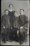 Fotografie tip Carte postala, Militar din armata romana, impreuna cu familia, perioada interbelica
