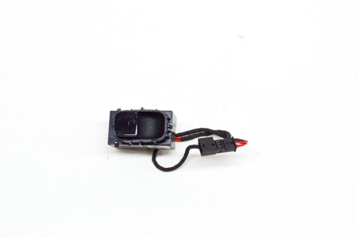 Buton geam ușă st&acirc;nga spate TESLA MODEL Y 2020 OEM: 1081038-01-E,90026-358,P1081038-01-E 13584539