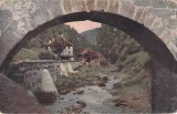 Constructii traditionale in chei montane, incadrate de bolta unui pod masiv din