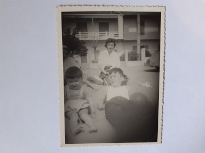 Fotografie cca 8/10 cm cu femeie și 2 copii din Franța pe plajă foto