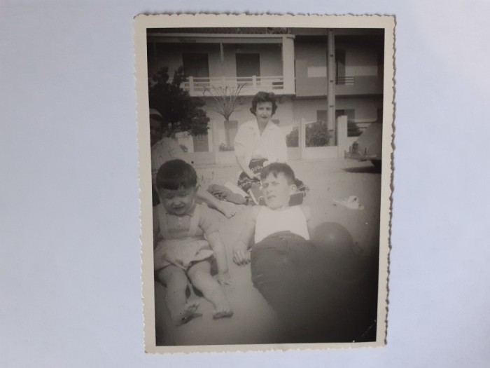 Fotografie cca 8/10 cm cu femeie și 2 copii din Franța pe plajă
